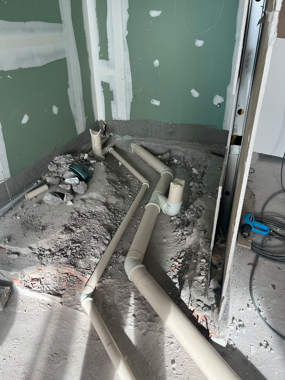 Ramais sanitários em área molhada antes do contrapiso