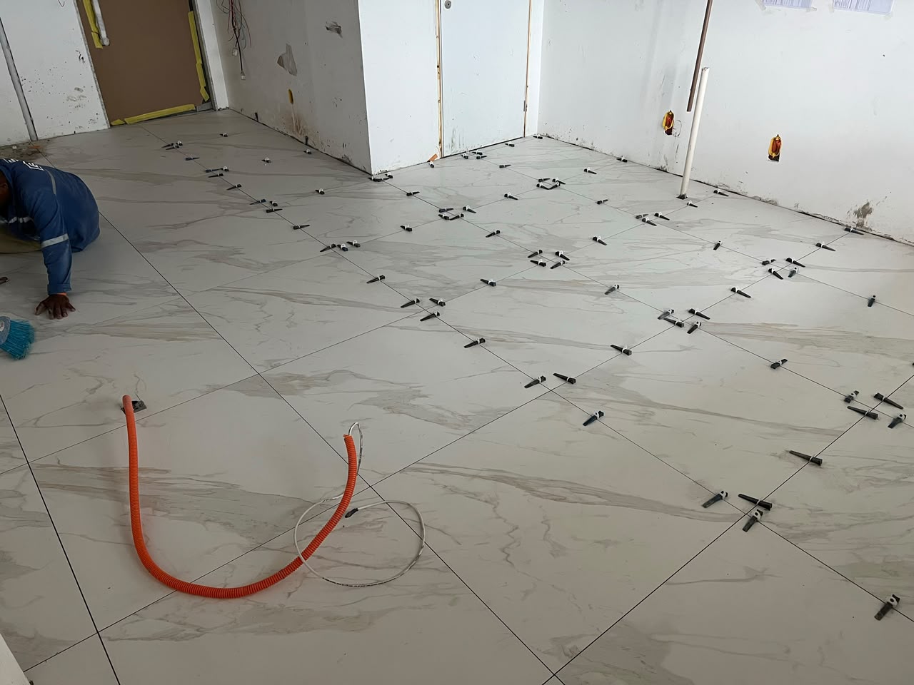 Execução de piso porcelanato com nivelamento e elétrica embutida