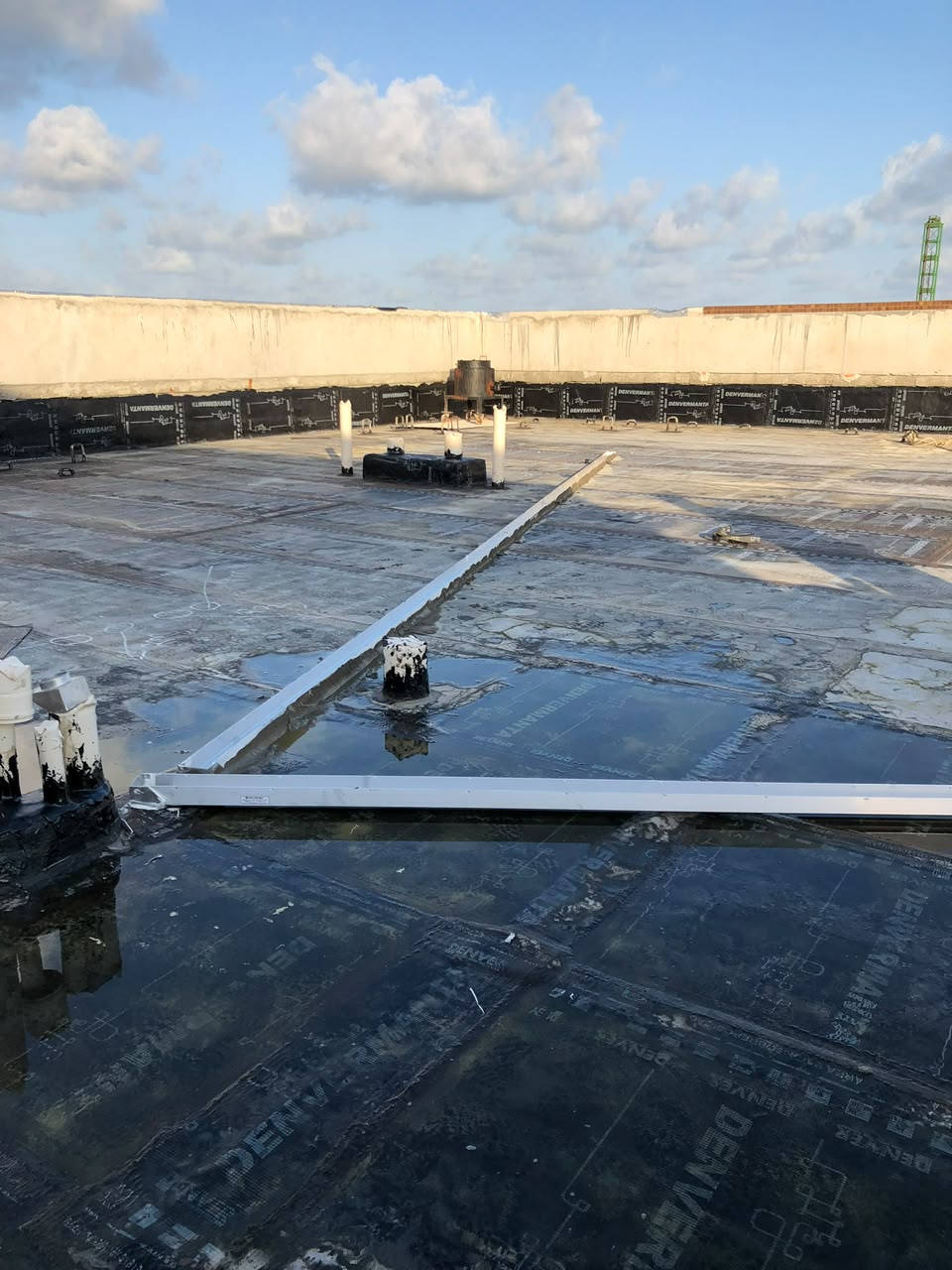 Impermeabilização de laje de cobertura em obra comercial
