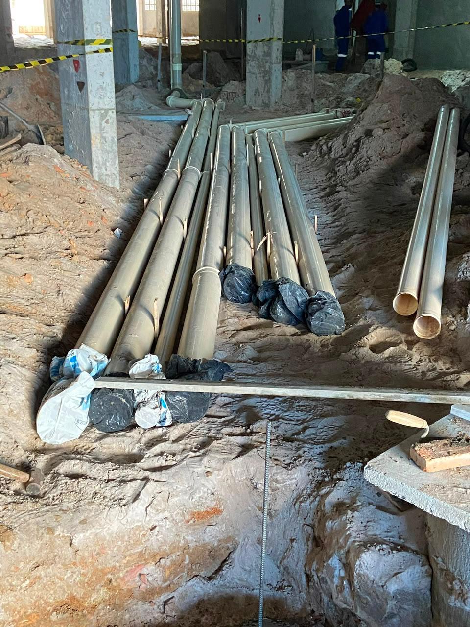 Tubulação de grande diâmetro assentada em vala na obra