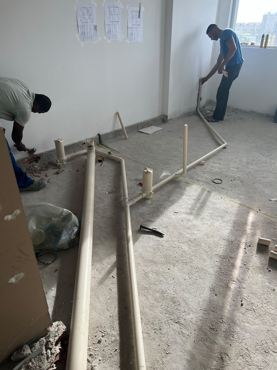 Montagem de rede de esgoto em pavimento de edifício