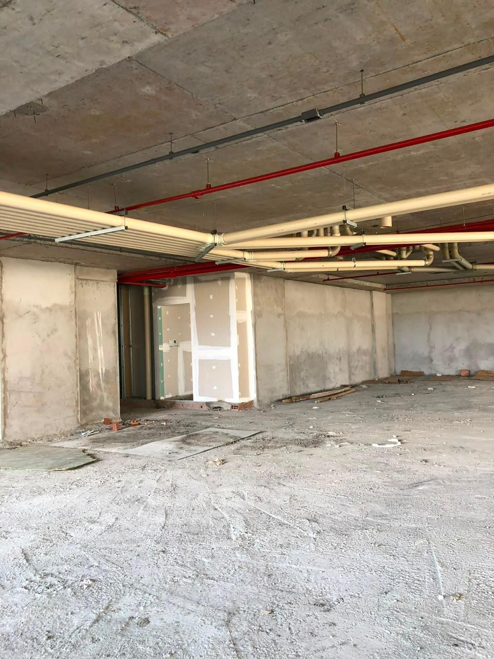Prumadas e ramais hidrossanitários em laje de prédio comercial